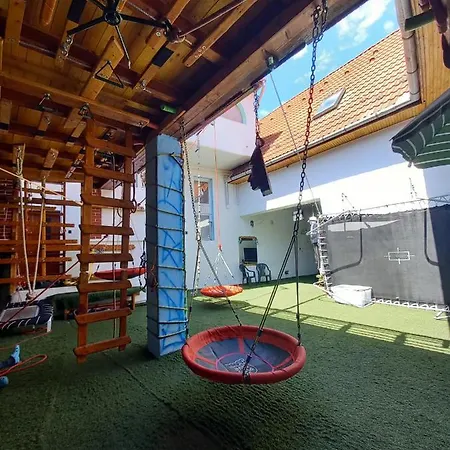 Triniti Vendeghaz * Έγκερ