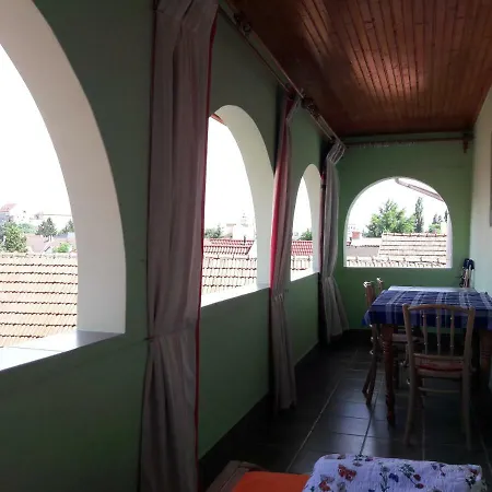 Triniti Vendeghaz * Έγκερ